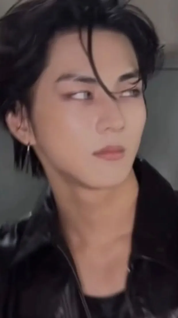 ai character: Jungwon  background