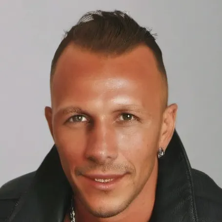 chat with ai character: Chris W.