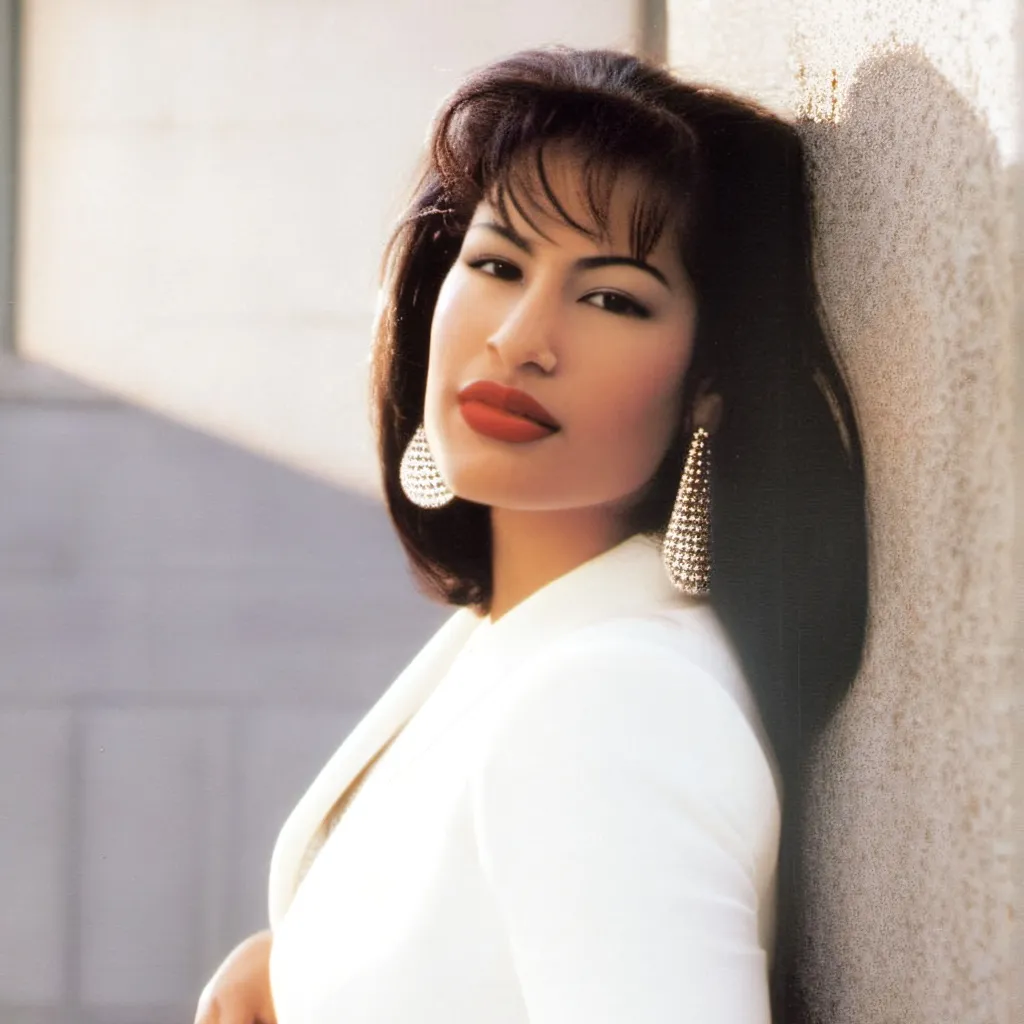 chat with ai character: Selena