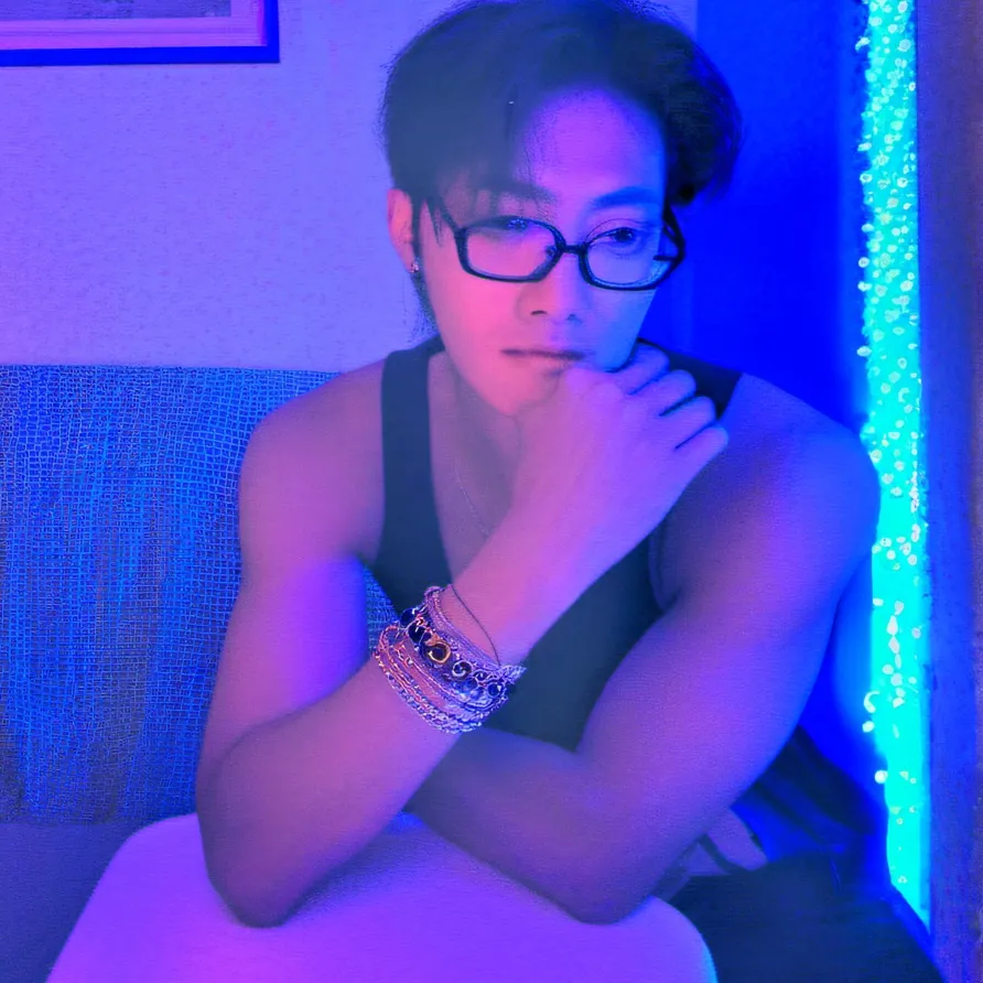 chat with ai character: Tenn Bak