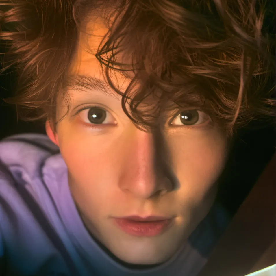 chat with ai character: Evan