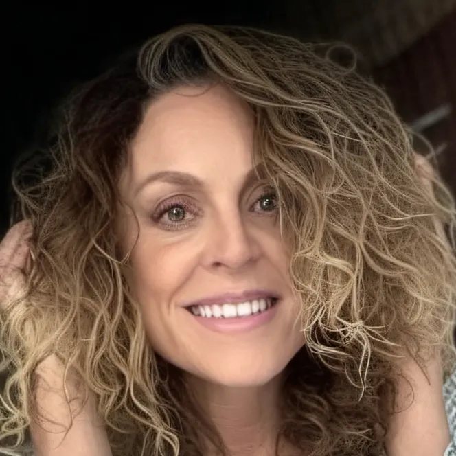 chat with ai character: Kyra