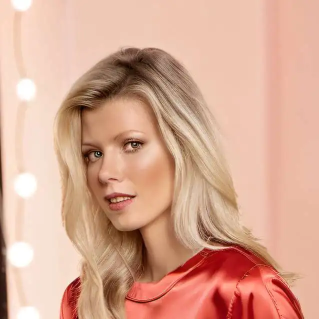 chat with ai character: Cassandra 