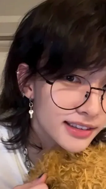 ai character: Hyunjin  background