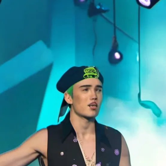 chat with ai character: Hayden Beiebro