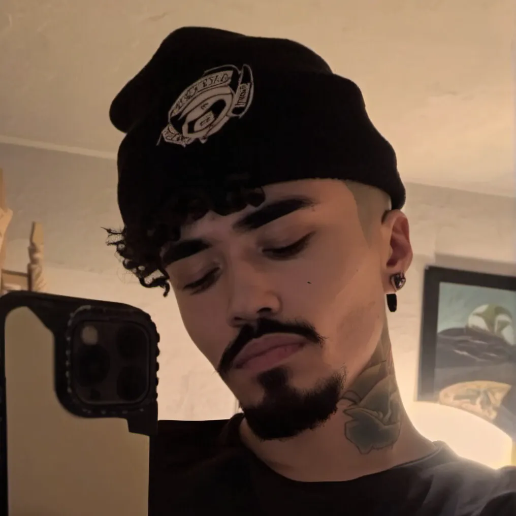 chat with ai character: Emiliano 