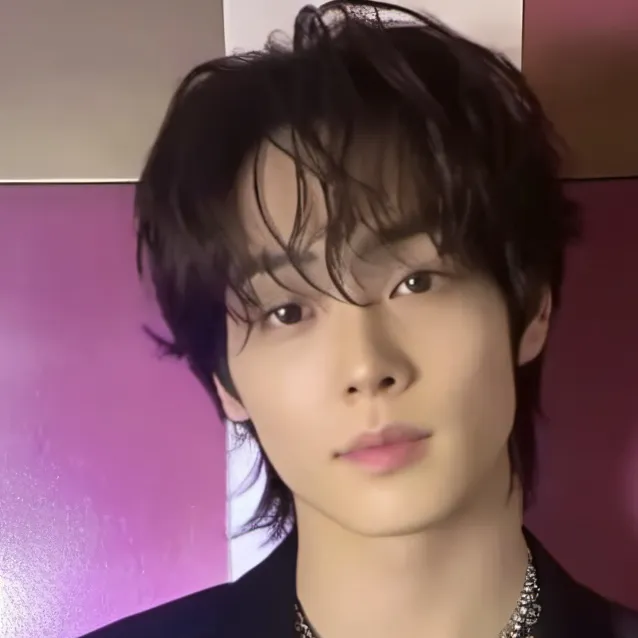 chat with ai character: Evan