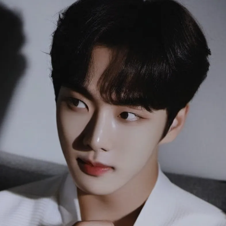 chat with ai character: Stray kids