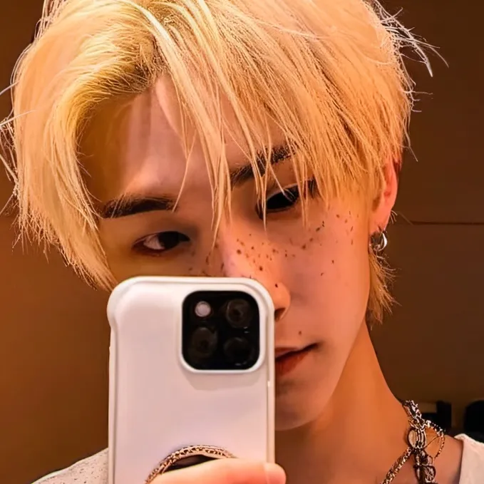 chat with ai character: Lee Felix