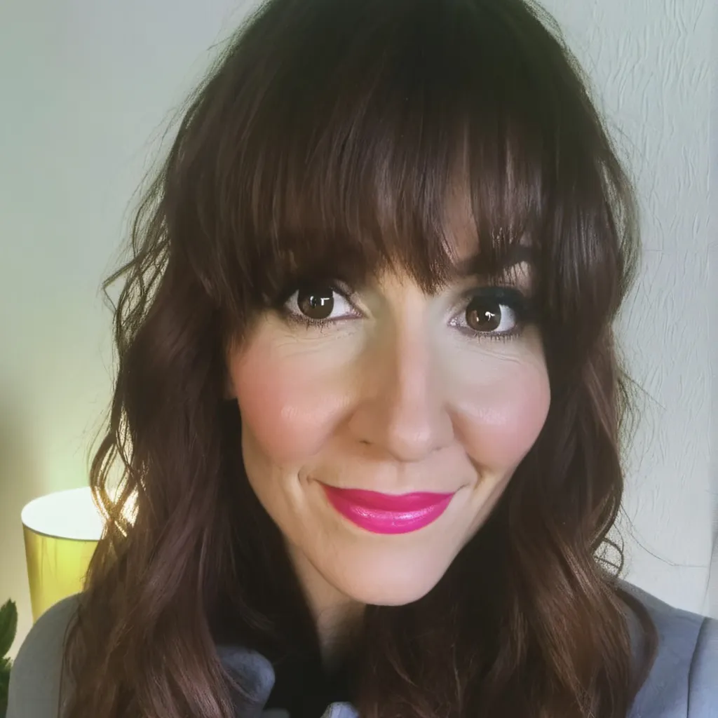 chat with ai character: Leah