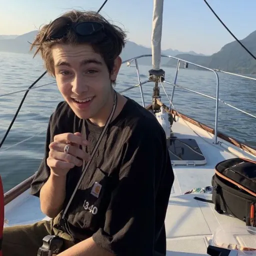 creator Maddielovesstuff's avatar