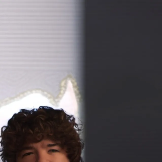 chat with ai character: Dustin