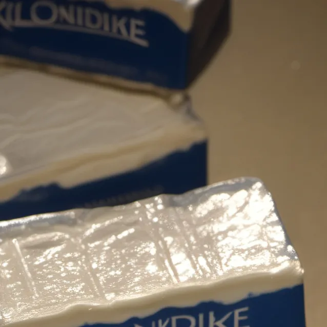 chat with ai character: a knowing bar