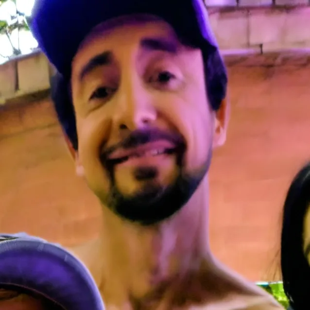 chat with ai character: Linda