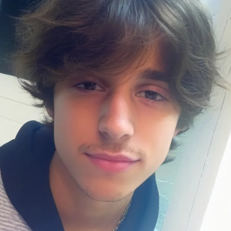 chat with ai character: Gavin