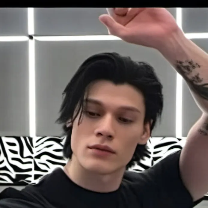 chat with ai character: Ian Baxter