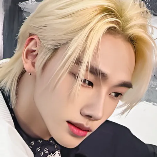 chat with ai character: Hyunjin