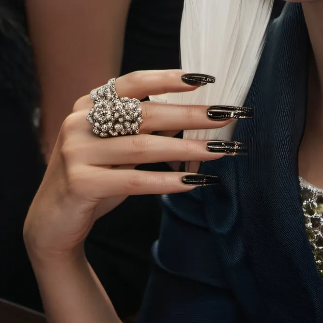 chat with ai character: nails