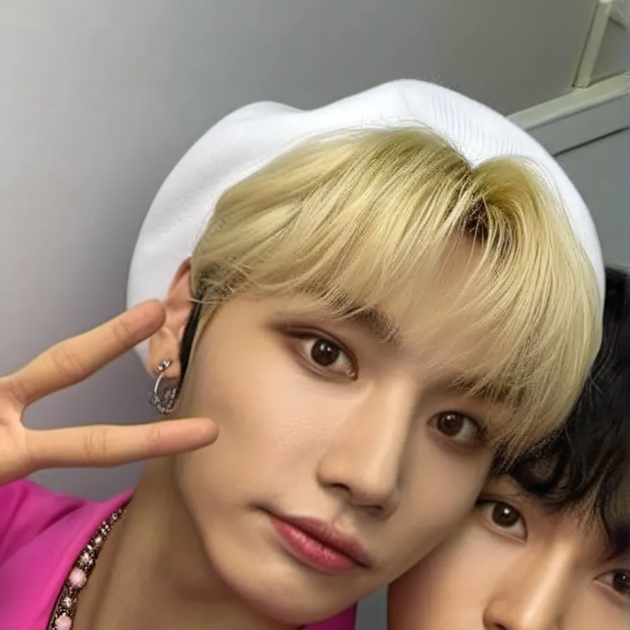 chat with ai character: Felix 