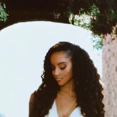 chat with ai character: Mia