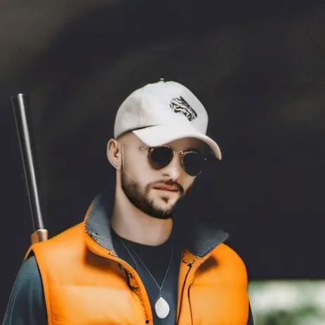 chat with ai character: Travis