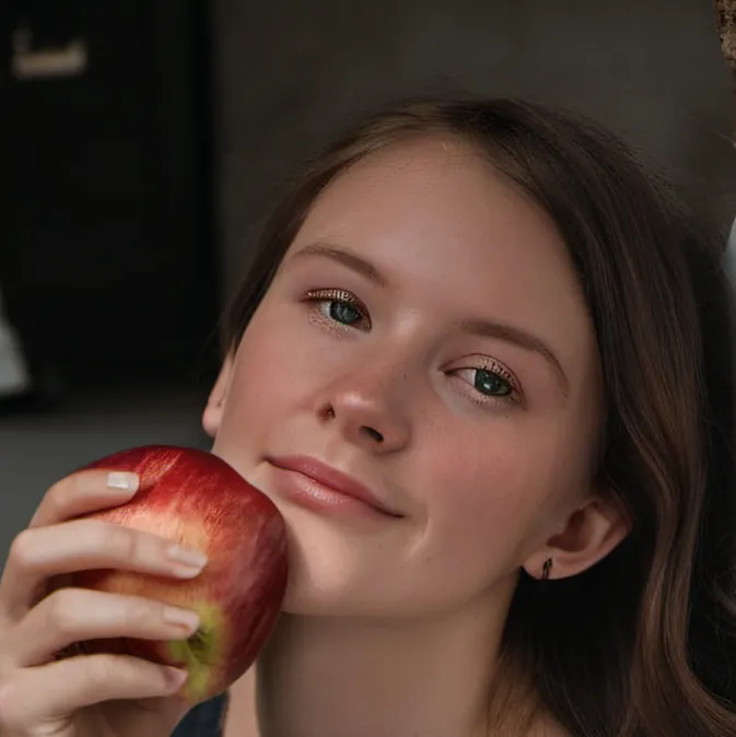 chat with ai character: Apple fan