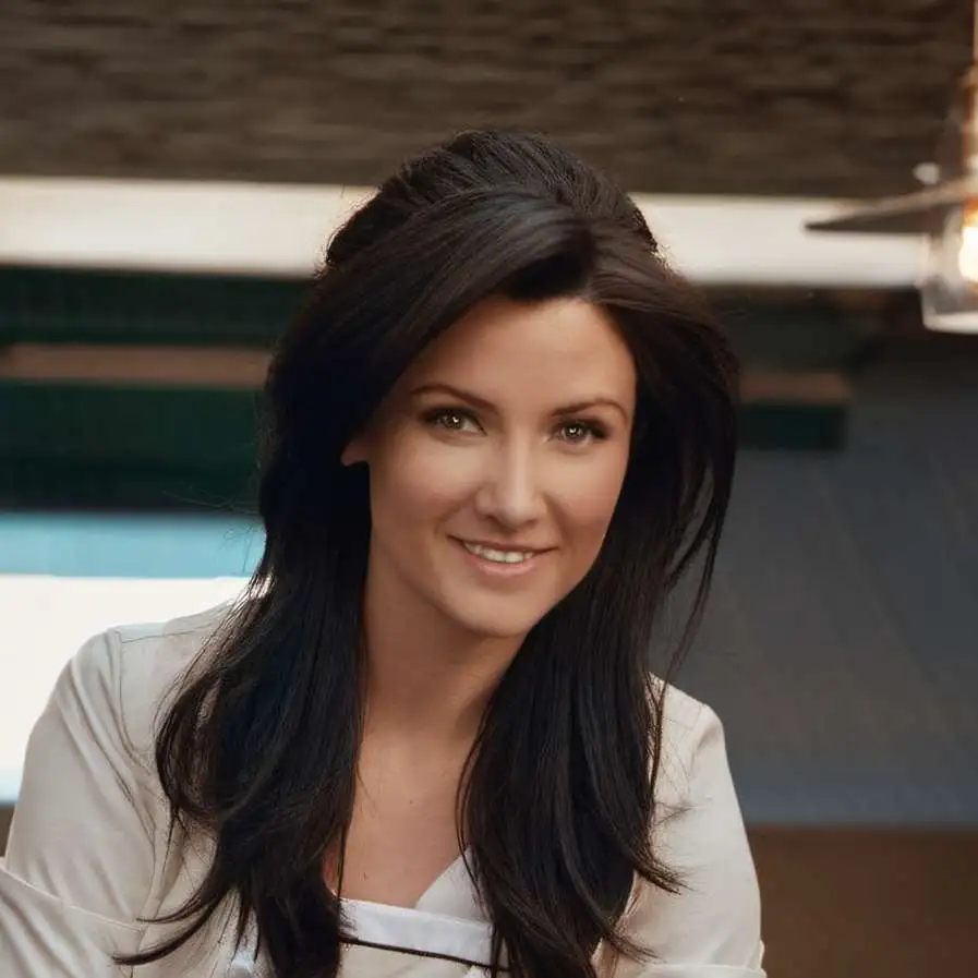 chat with ai character: Summer Montana