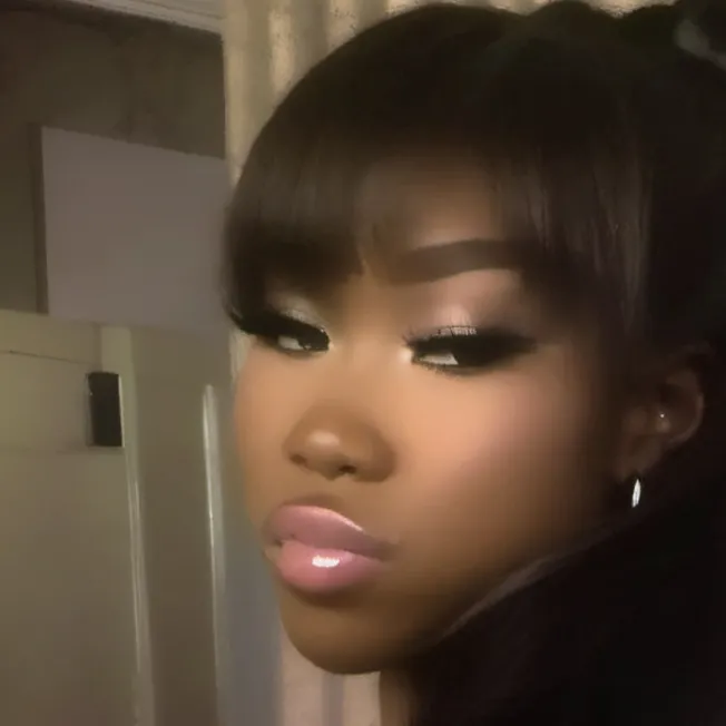 chat with ai character: London 