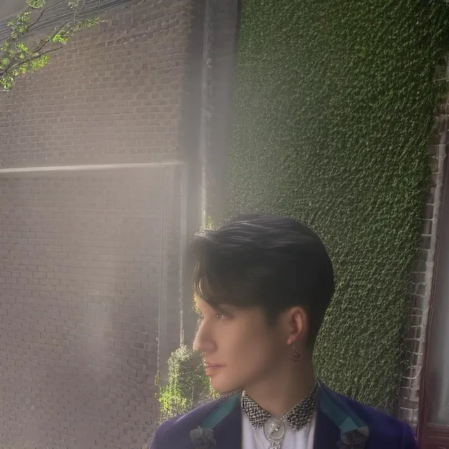 chat with ai character: rezzy