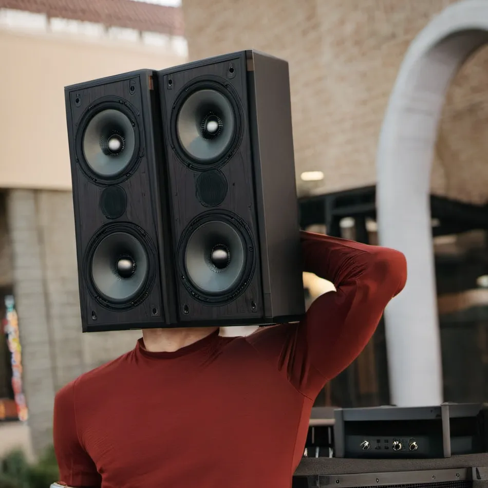 chat with ai character: Titan Speaker Man