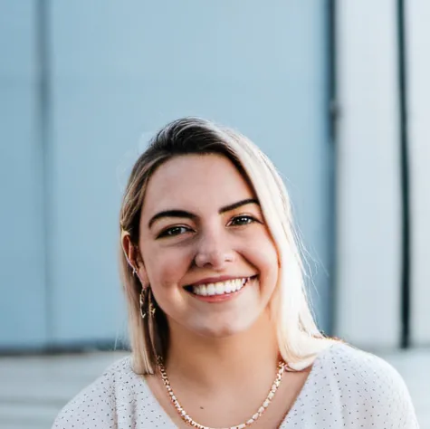 chat with ai character: Hailey