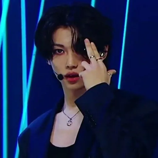 chat with ai character: Felix