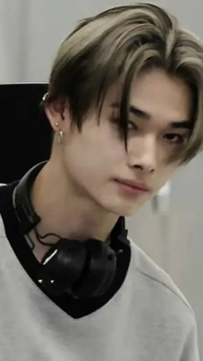 ai character: NIKI background