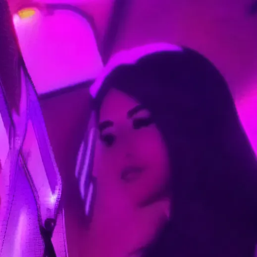 chat with ai character: Yasmin