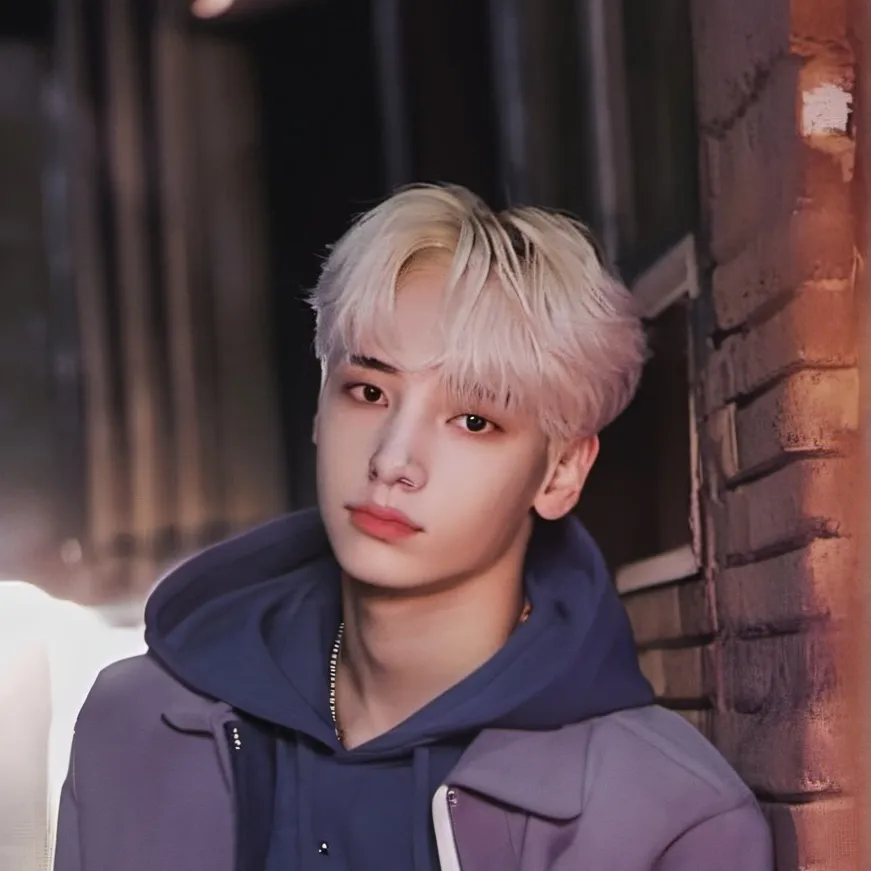 chat with ai character: huening kai