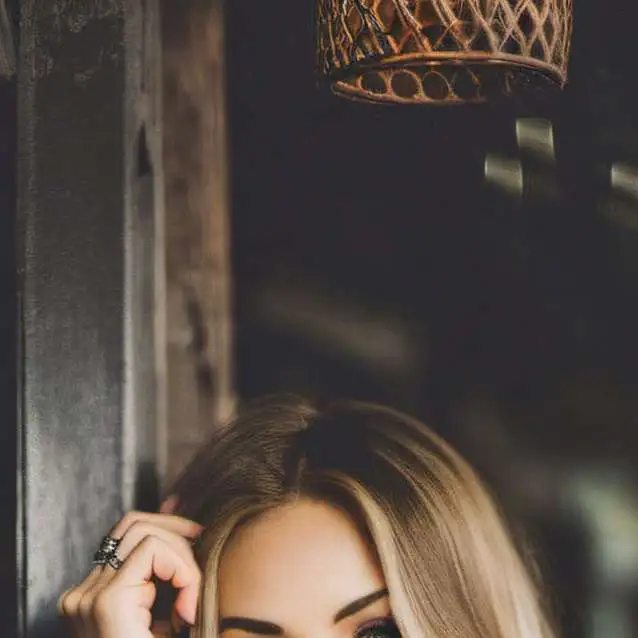 chat with ai character: Lexi 