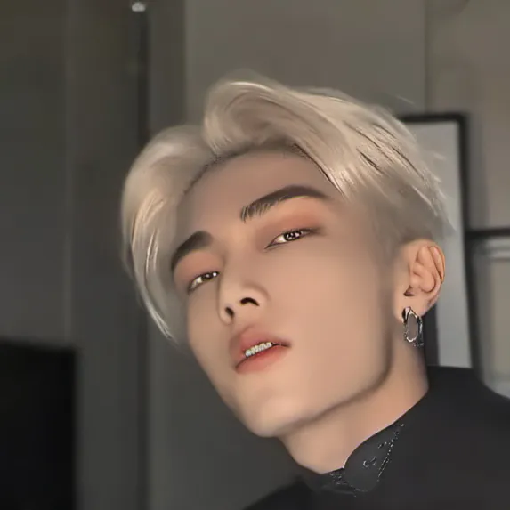 chat with ai character: Felex