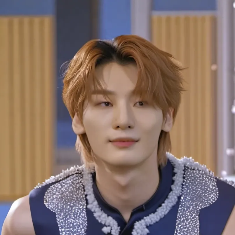 chat with ai character: 🦊✨Jeongin/I.N✨🦊