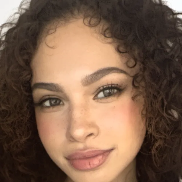 chat with ai character: ashly