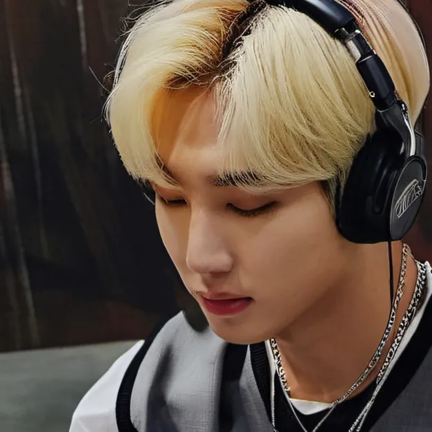 chat with ai character: Felix