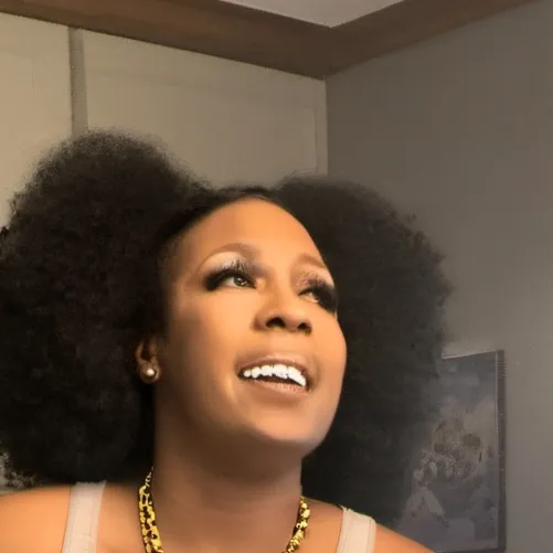 chat with ai character: Mahogany Simone hi