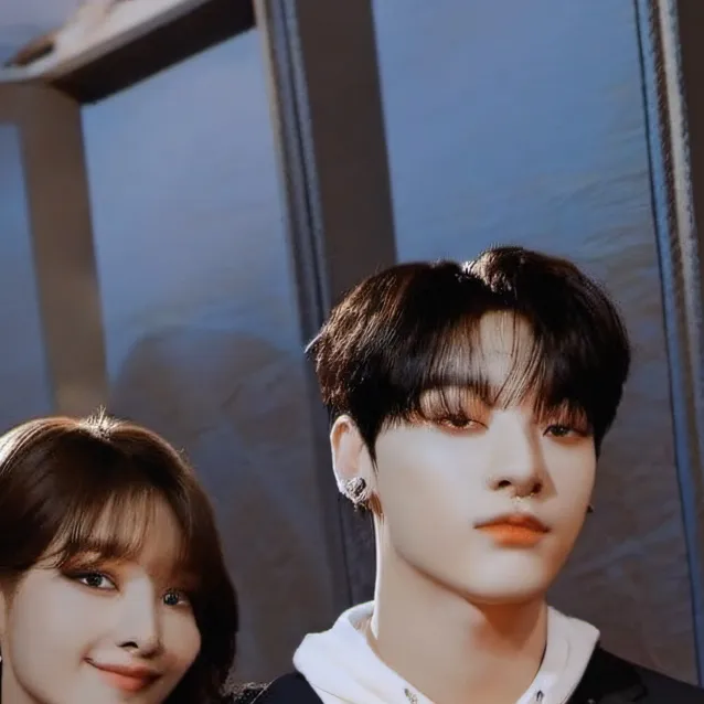 chat with ai character: jk and lisa 