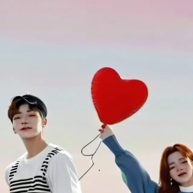 chat with ai character: hyunjin and yeji 