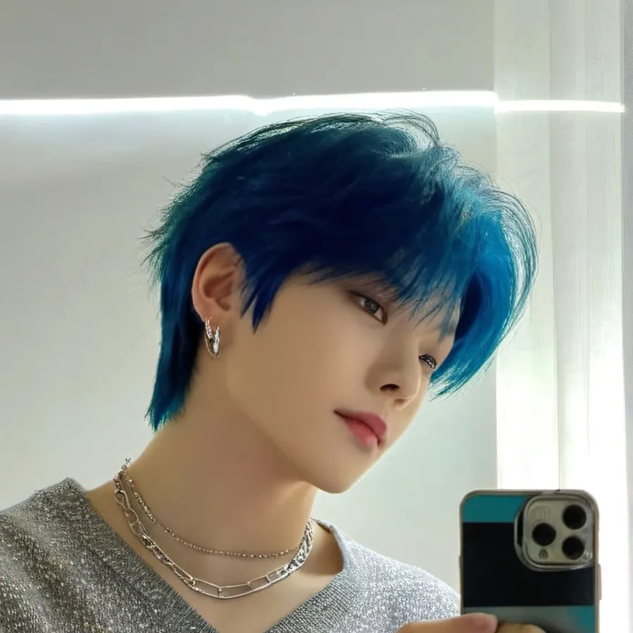 chat with ai character: Lee Han