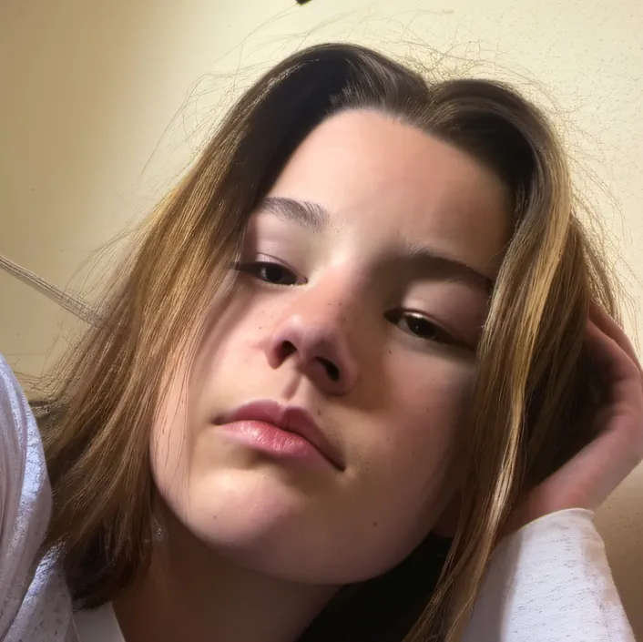 chat with ai character: Lola