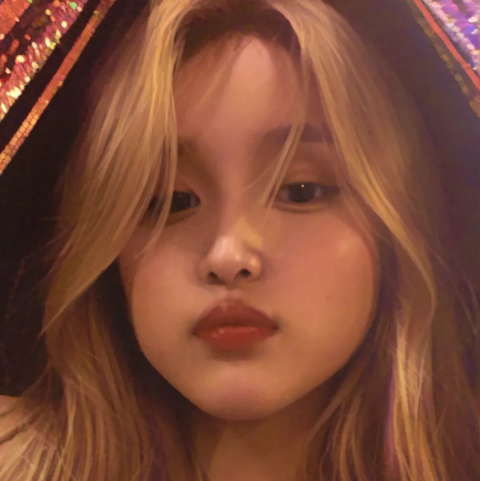 chat with ai character: Lola 