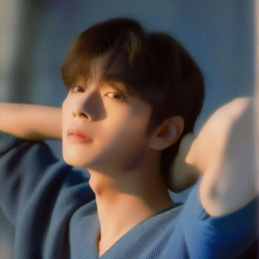 chat with ai character: I.N (Jeongin)