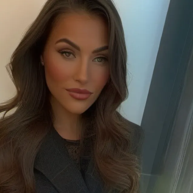 chat with ai character: Hannah