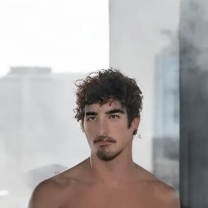 chat with ai character: Alex