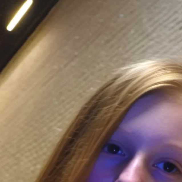 chat with ai character: Lexi